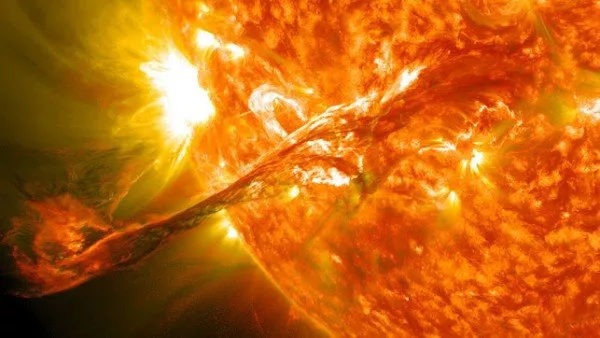 La NASA capta un "latigazo" solar de más de 800.000 km de longitud